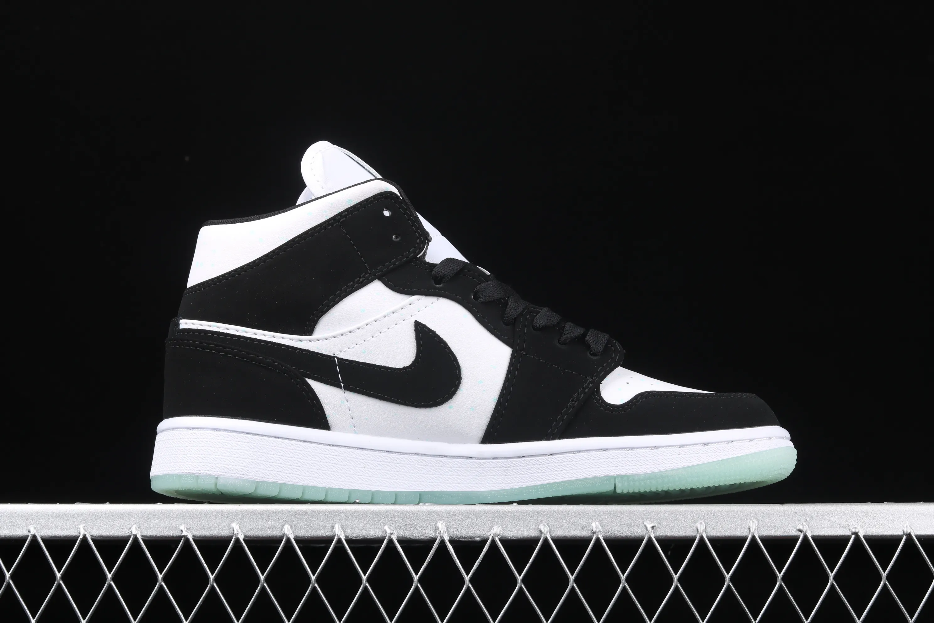 All categories Air Jordan Jordan series basketball shoes Air Jordan 1 Mid Air Jordan 1 Mid AJ1 Joe 1 black and white color luminous starry mid-top BQ6931-103